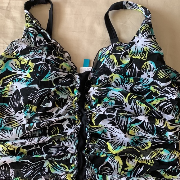 Beautiful one pieces bathing suit - Picture 3 of 9